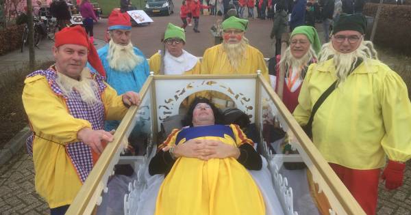 Kiepenrijers-optocht in Macharen van het kaliber 'klein maar fijn' - BD.nl