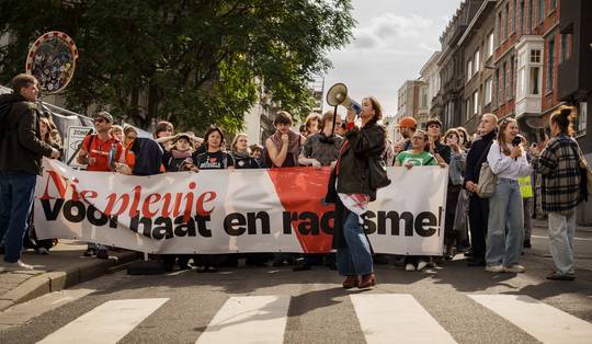 ▶ Betogers jouwen rector Petra De Sutter uit bij start academiejaar UGent: ‘Nie pleuje voor haat en racisme’