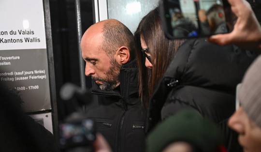 Uitbater Zwitserse bar Crans-Montana erkent dat servicedeur op slot was tijdens brand, schrijven Zwitserse media