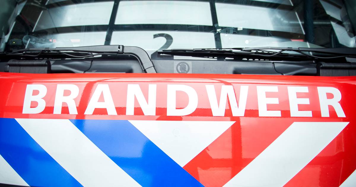 Grote brand in Puttershoek: vlammenzee in woning boven winkelcentrum.
