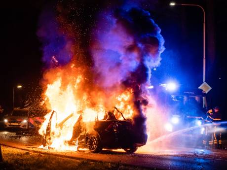 Auto crasht in Tilburg na politieachtervolging en vliegt in brand, agenten redden inzittenden