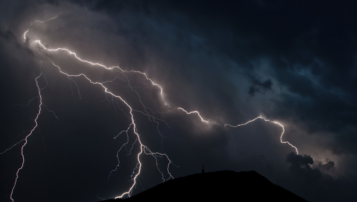 Hoe bliksem ontstaat in een donderwolk