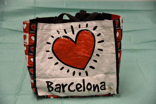 De rode tas waarin de politie een vuurwapen en inbrekersgereedschap vond