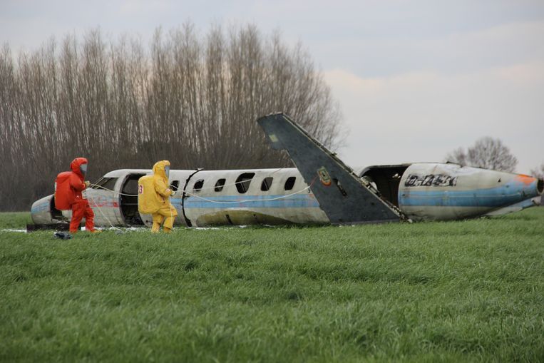 Brandweer oefent evacuatie na neerstorten vliegtuig op militaire basis Semmerzake Gavere