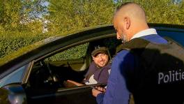 Trotse bestuurder showt zijn Tesla aan de politie