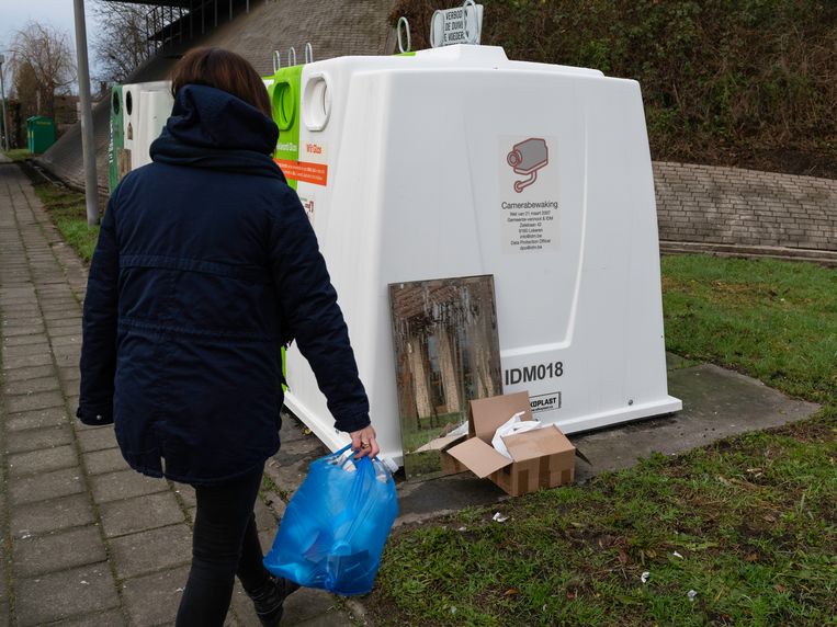 Glasbollen zijn vaak sluikstortgevoelige plaatsen, maar ook daar worden daders betrapt.