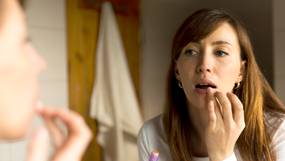 SOS droge lippen: dermatoloog vertelt wat je beter wel en niét doet