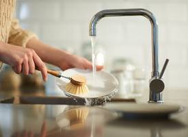 Geen afwasmiddel in huis? Dit alternatief werkt net zo goed