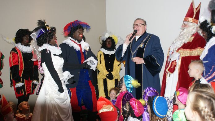 Zwarte Piet geeft zijn jawoord aan... Zwarte Piet | Amersfoort | AD.nl