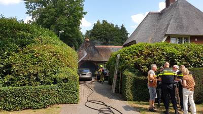 Rieten dak in brand in Velp, tuinman blust