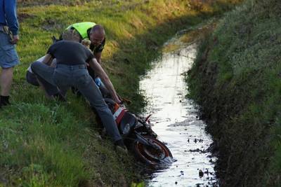 Brommerrijder verliest macht over stuur en belandt in sloot in Halle