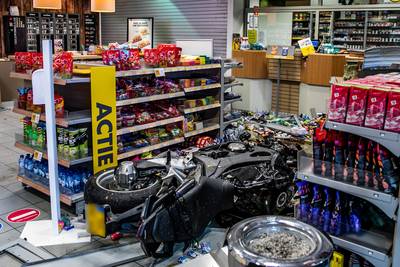 Motorrijder rijdt tankstation langs A325 bij Elst binnen en raakt ernstig gewond