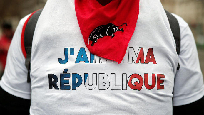 Après Les Gilets Jaunes 10000 Foulards Rouges à Paris