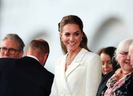 Prinses Catherine in keurig wit (maar wél met een wufte rok)