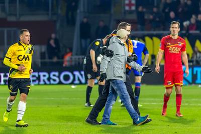 Supporter stormt het veld op bij NAC - AZ