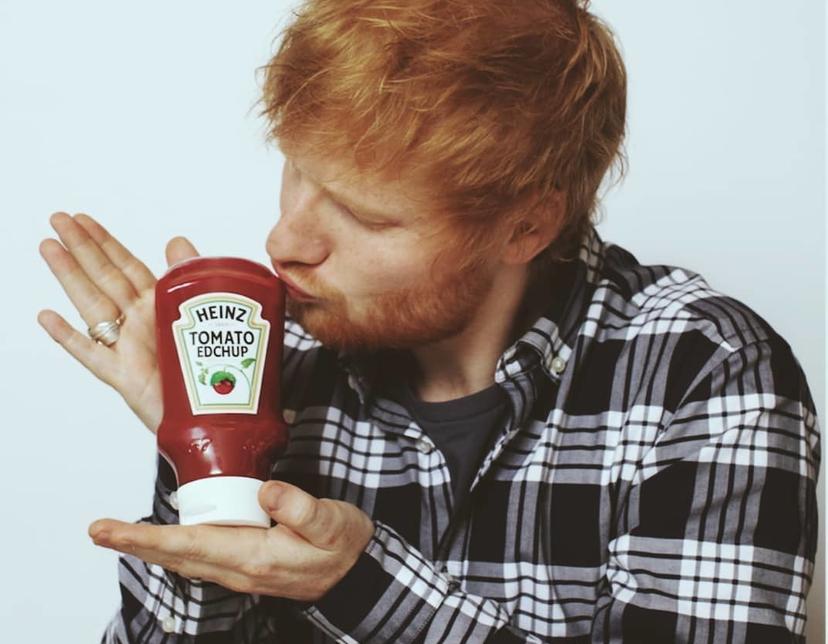 Ed Sheeran met een flesje Edchup.