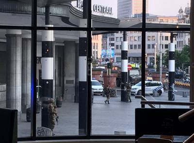 Militairen schieten man met bomgordel neer op station Brussel