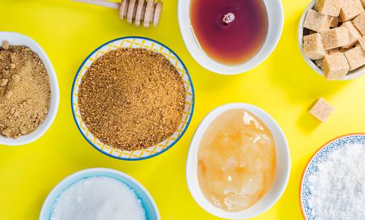 Honing, ahornsiroop en agavesiroop: hoe (on)gezond zijn deze suikervervangers?