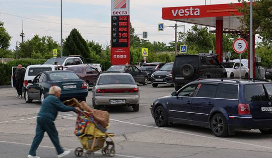 Tijdens het voor de Russen heilige vakantieseizoen lopen de benzinetekorten op: ‘Er breken tijden van schaarste en honger aan’