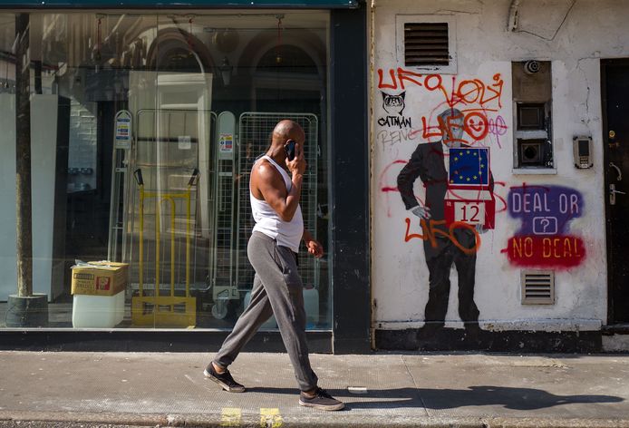 Op de muur van een leegstaand restaurant staat graffiti die zich uitspreekt tegen een no deal-brexit. De Britse economie staat er belabberd voor.