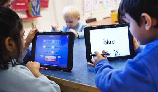 Discussie over schermtijd in Zweden leidt tot nieuwe richtlijn: geen schermtijd voor kinderen tot 2 jaar