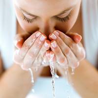 Waarom veel vrouwen hun gezicht mét make-up onderdompelen in ijskoud water