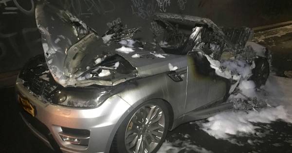 Range Rover Sport brandt uit in Hedel, auto eerder op de avond gestolen - BD.nl