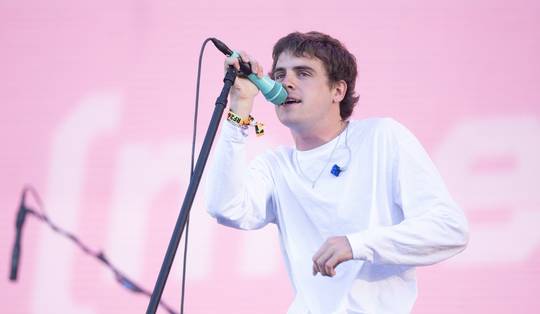 De eerste ★★★★★ van het festival zijn voor Royel Otis en Franz Ferdinand • Ellenlange wachtrij voor dj-set Merol
