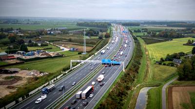 Brandende kraanwagen zorgt voor enorme file op A15