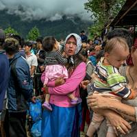 ‘We sprongen, en we bleven maar springen. Anders waren we nu dood geweest’: overlevenden vertellen na de vloedgolf in Nepal