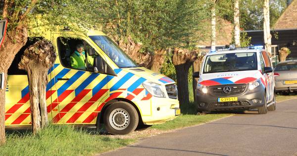 Automobilist met spoed naar ziekenhuis na botsing tegen boom op afrit A1 bij Enter.