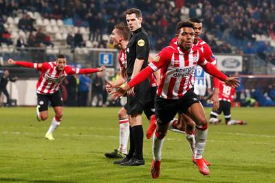 Invaller Malen redt punt voor PSV: ‘Deze goal kan heel belangrijk zijn’