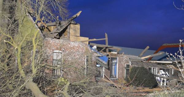 Windhoos verwoest boerderij in Sibculo | Almelo eo - Tubantia