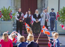 Kuitbroeken en klederdracht: de Noorse royals vieren de Nationale Dag in stijl