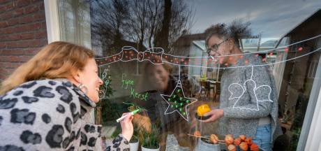 
Versierde ramen van senioren tijdens Tekenfeest Lingewaard; samen tekenen gescheiden door een ruit 