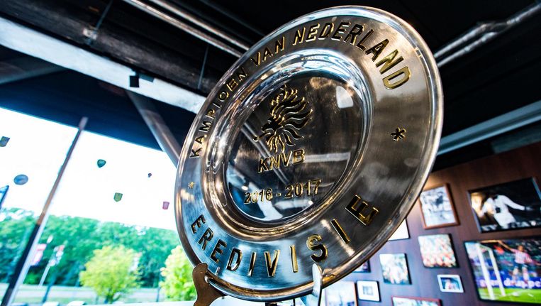 Replica Kampioensschaal Gaat Mee Naar Ajax Het Parool