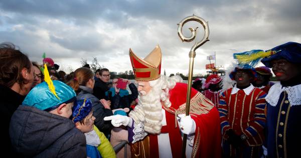 Sinterklaas Komt In Rhenen In Het Donker Aan Ede Gelderlander Nl