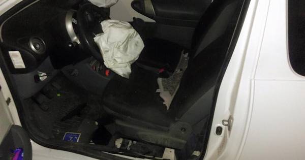 Vuurwerk ontploft in auto, inzittenden springen eruit