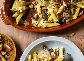 Romige paddenstoelenpasta met pangrattato