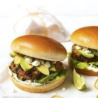 Zwartebonenburger met feta & pittige mayo