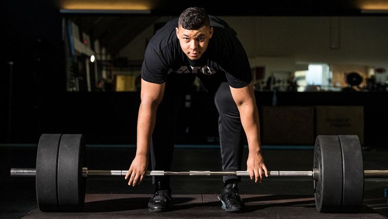 16 jaar, 135 kilogram en 1,95 meter lang, dit is Enzo ...