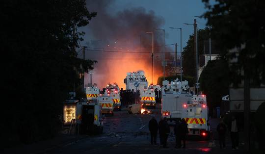 Voor tweede avond op rij rellen in Noord-Ierland: politie zet waterkanon in tegen protest in Belfast