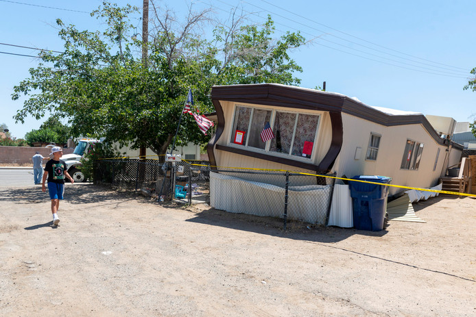 Een woonwagen in Ridgecrest (Californië) is volledig verzakt na de aardbeving die het gebied trof