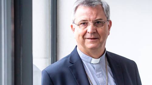 INTERVIEW. Bisschop Johan Bonny beschaamd en boos over weigering Vaticaan om homokoppels te zegenen