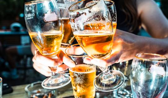 Ophefmakende studie over alcohol legt duidelijke link met darmkanker