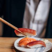 Zo maak je met een ijsblokjesvorm supersnel sushi