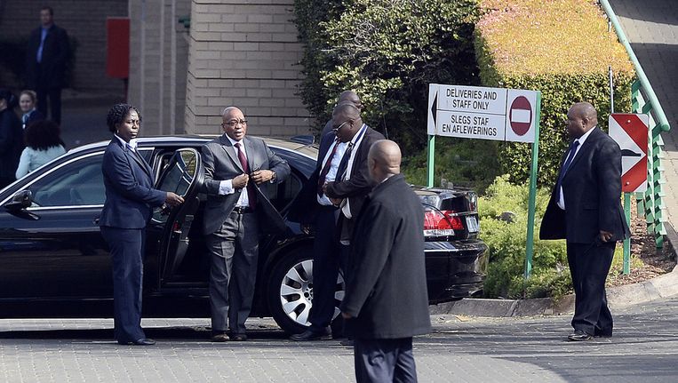 Zuma Bezoekt Jarige Mandela In Ziekenhuis Het Parool