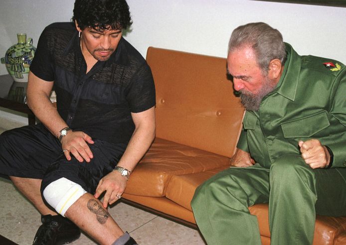 29 octobre 2001, Diego Maradona expose son tatouage de Fidel Castro à son idole