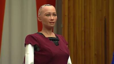 Amerikaanse robot Sophia is net echt en kan hele gesprekken voeren