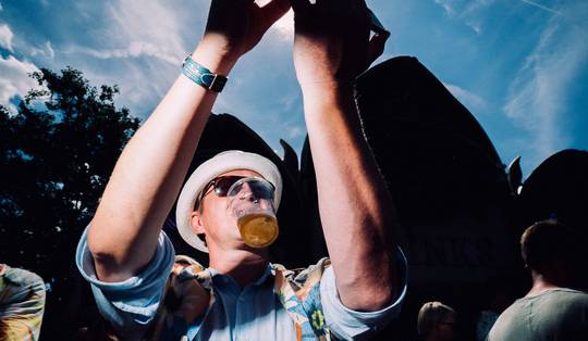 Tomorrowland blijft wegwerpbekers gebruiken, ondanks boetes: ‘We gingen ervan uit dat we een uitzondering kregen’